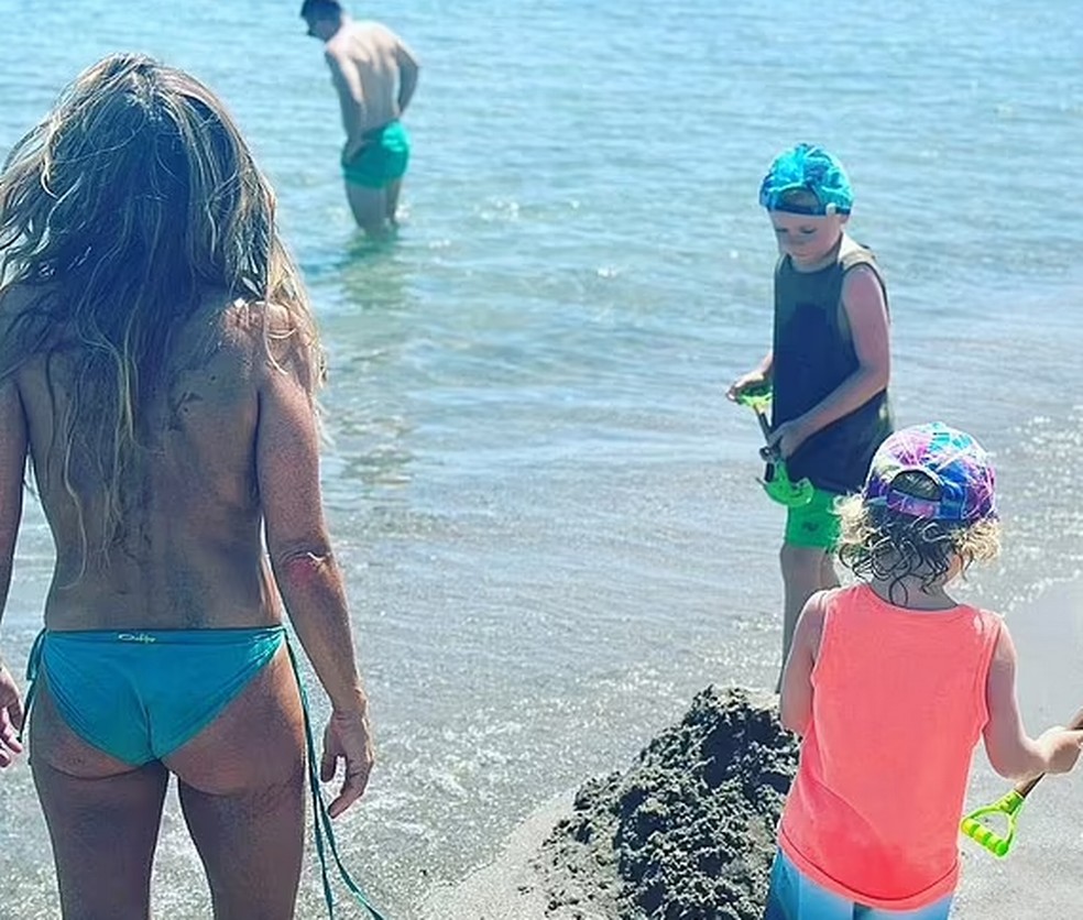 Sarah de topless em um feriado recente na Espanha com os filhos — Foto: Reprodução/Instagram