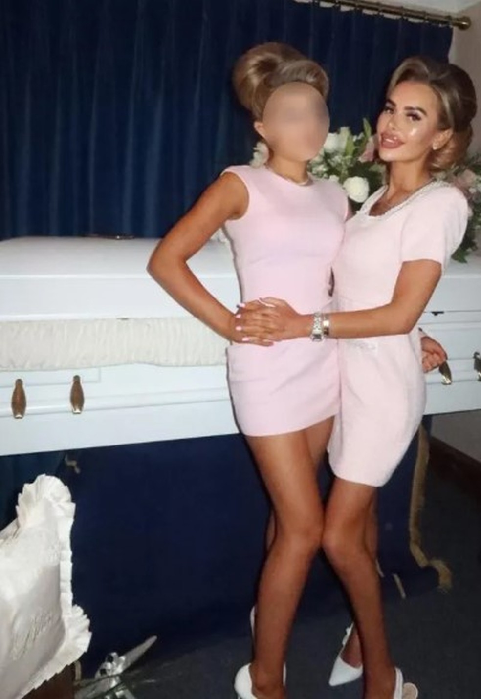 Influencer Sophie-May Dickson é criticada por postagem de fotos ao lado do caixão com o corpo de filha — Foto: Reprodução/Instagram