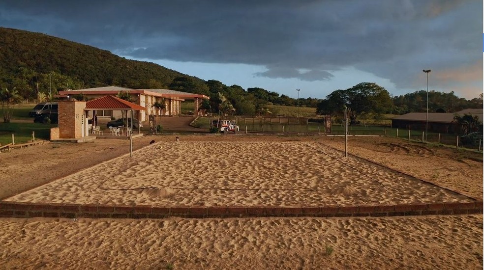 A quadra de futevôlei do refúgio de Ronaldinho Gaúcho, no Rio Grande do Sul — Foto: reprodução/ netflix