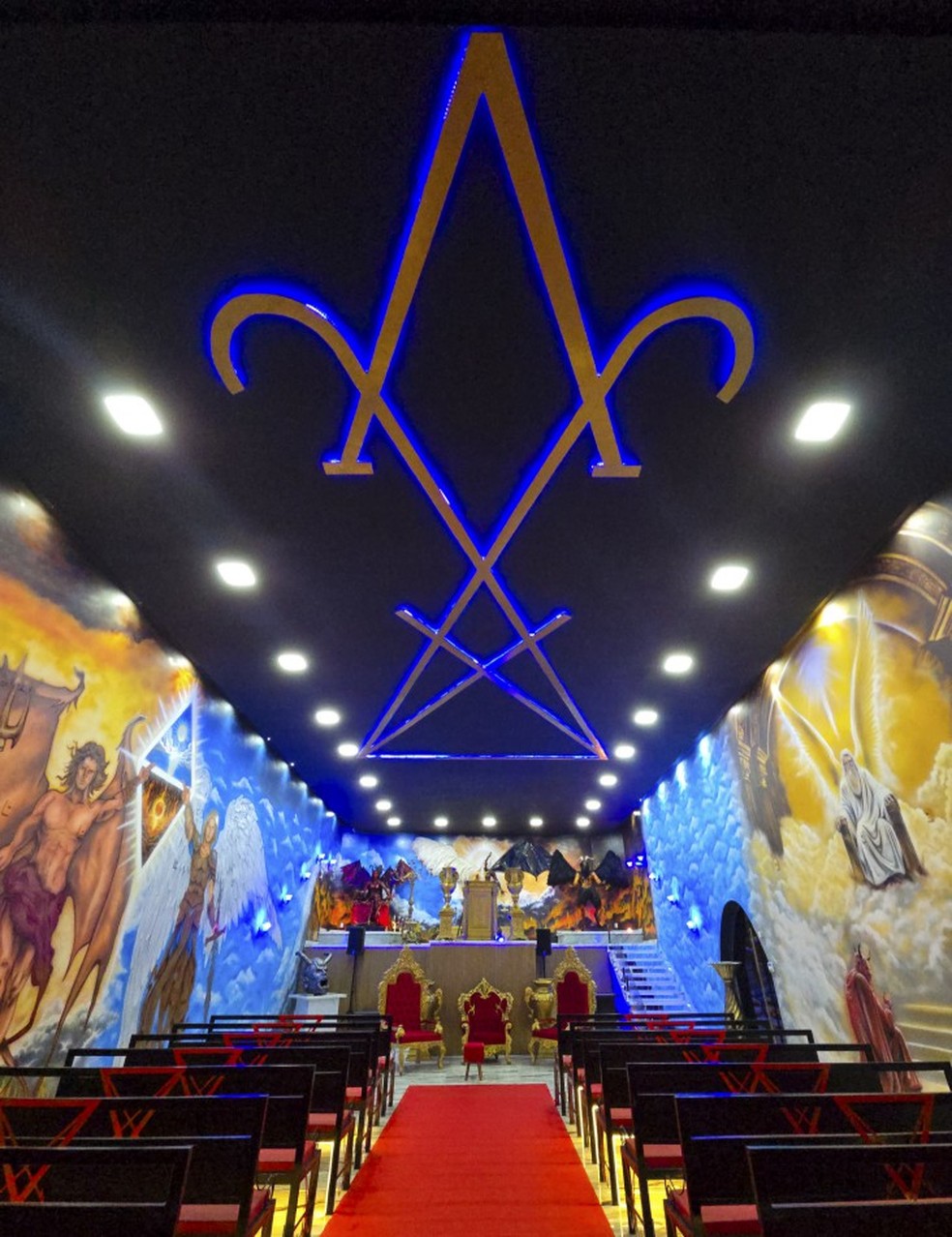 Matriz. Interior da sede da primeira Igreja Luciferiana do Rio de Janeiro: o imóvel ainda não tem alvará — Foto: Leo Martins