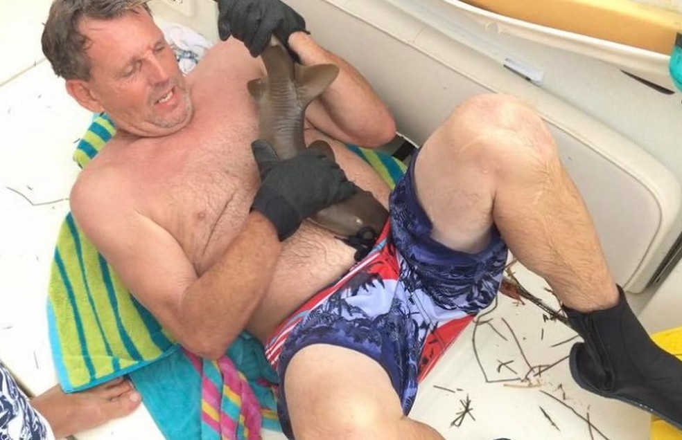Americano fica com tubar&atilde;o-lixa agarrado na sua barriga &mdash; Foto: Reprodu&ccedil;&atilde;o/Facebook
