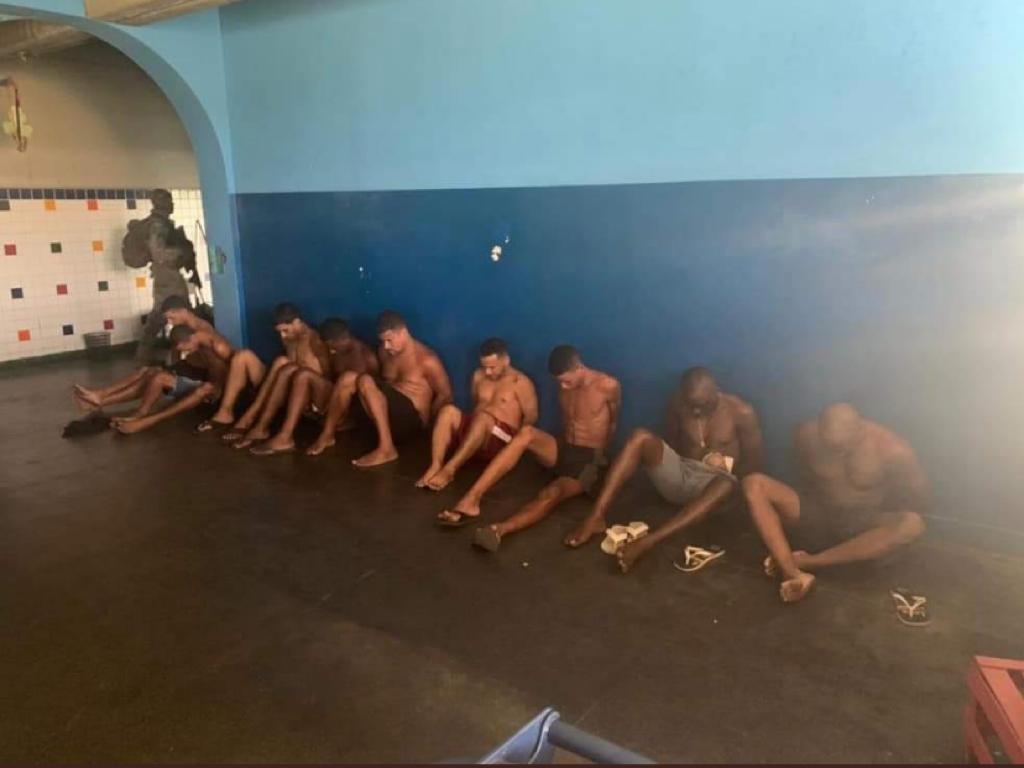 Segundo a Polícia Militar, criminosos invadiram uma escola e negociaram a rendição com os agentes do Bope; 16 homens foram presos — Foto: Reprodução