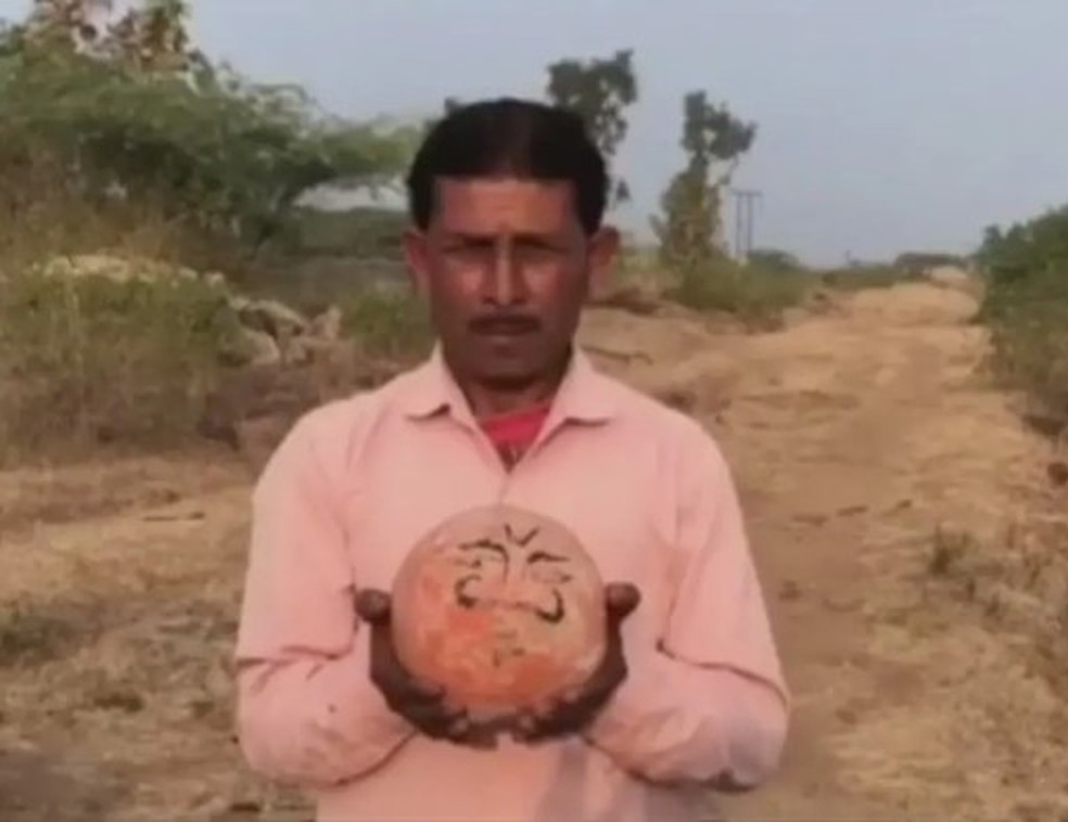 Morador de aldeia na &Iacute;ndia exibe 'rocha' que ele tratava como divindade &mdash; Foto: Reprodu&ccedil;&atilde;o