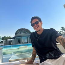 Pedro, do Flamengo, curte as férias em Dubai — Foto: Reprodução
