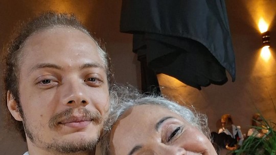 Tânia Alves comemora um ano de relacionamento com músico 49 anos mais novo: 'Meu príncipe nórdico'