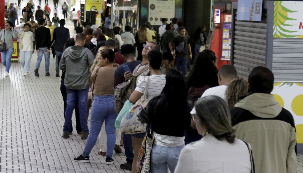 111997671-ri-rio-de-janeiro-rj-12-08-2025-fila-no-posto-do-riocard-na-central-do-brasil.-foto Reembolso de saldo do Riocard tem mudança de protocolo e usuários reclamam de filas e burocracia; saiba como reaver valor