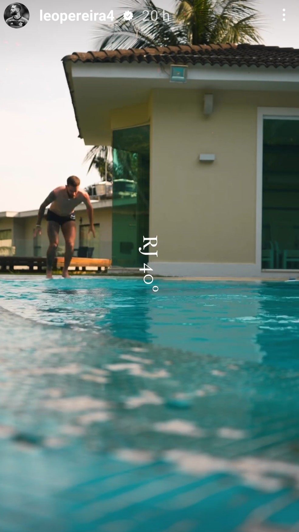 Leo Pereira mergulha na piscina de sua mansão — Foto: reprodução/ instagram