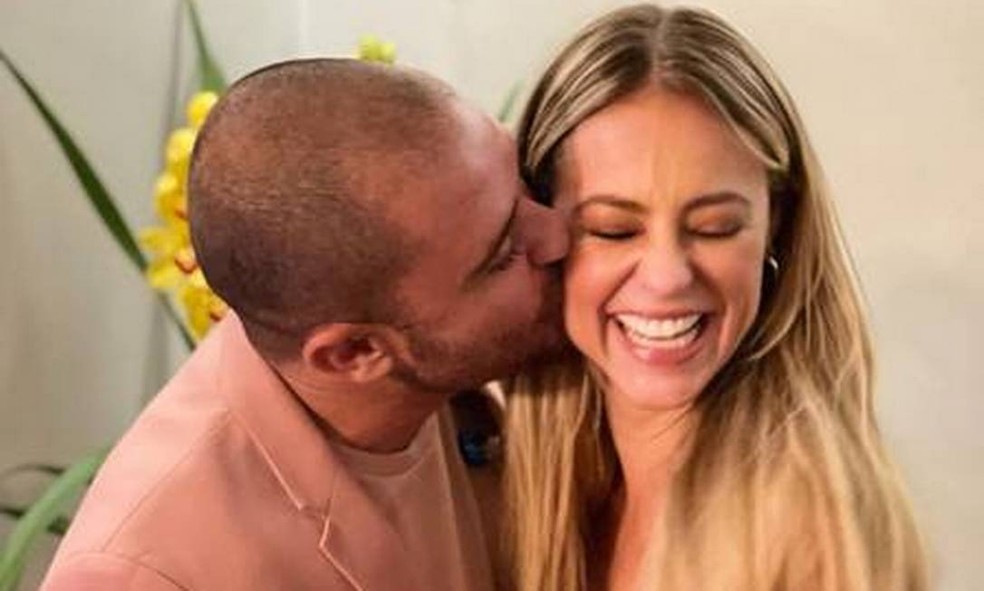Diogo e Paolla confirmararam o romance publicamente em julho de 2021, compartilhando uma foto nas redes sociais que dissipou a curiosidade em torno do casal — Foto: reproduçao