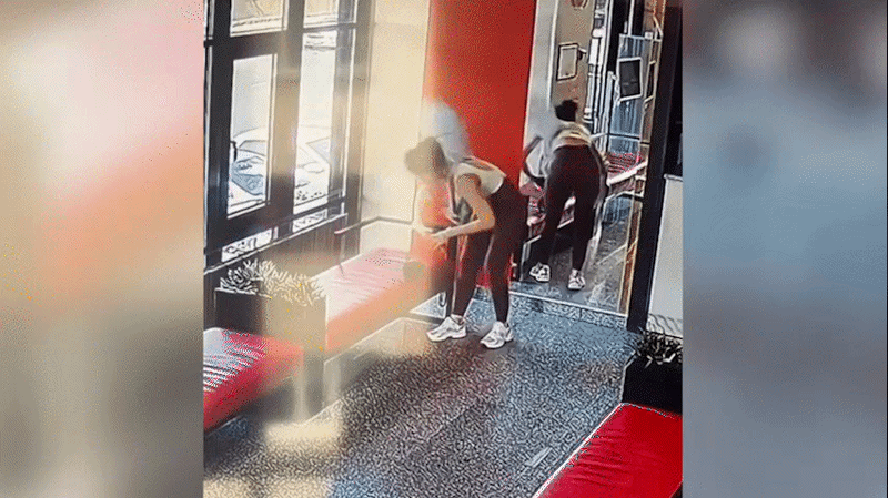 Carregador portátil explode dentro de bolsa e deixa a influencer Dilyara Khamzina com sérias queimaduras