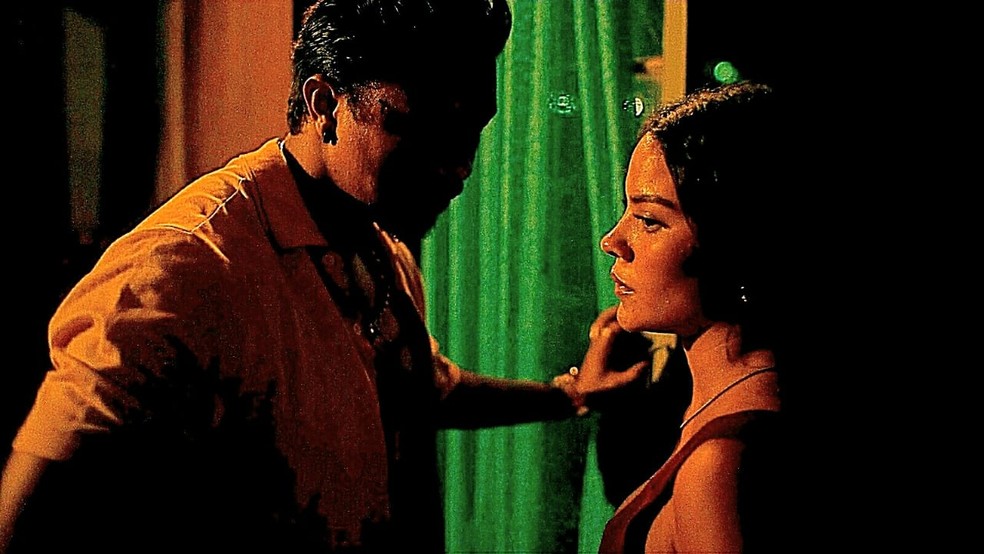 Xamã e Bella Campos em cena do filme "Cinco tipos de medo" — Foto: Divulgação